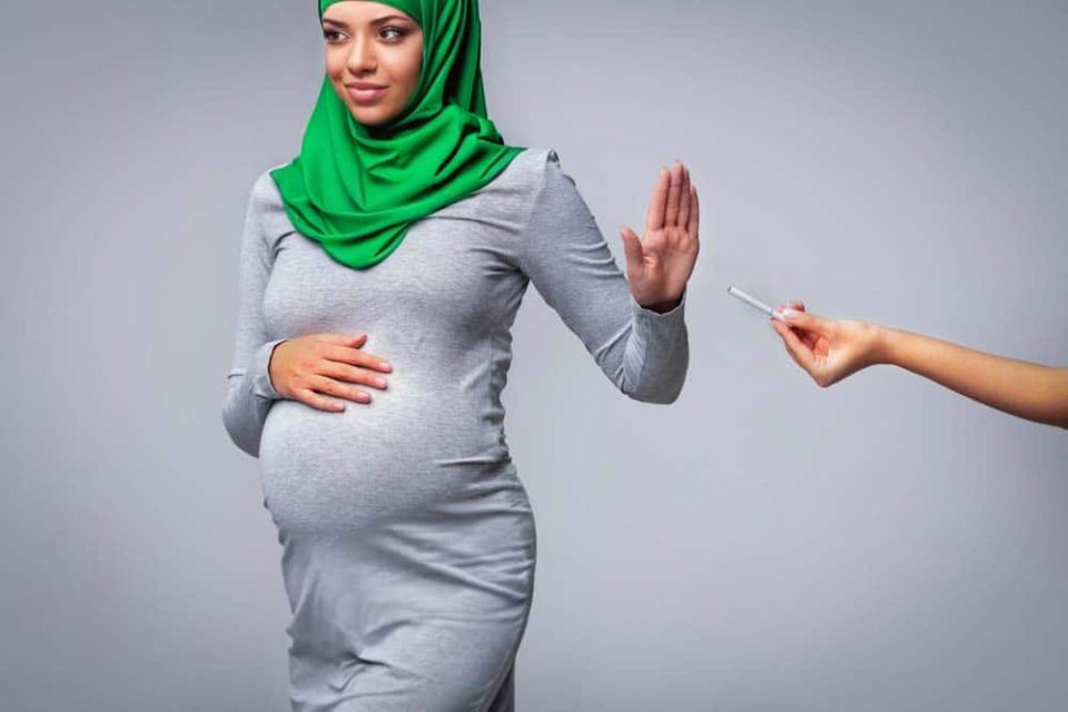 المرأة الحامل التي تدخن بشكل خطير توقف عن التدخين باستخدام ليزر LaserostoP المضاد للتبغ